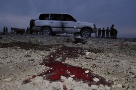 Kaluž krve po sebevražedném atentátu východně od Kábulu.
